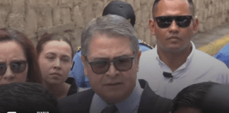 JOH llega a la CSJ para enfrentar audiencia inicial y cuestiona trato a los hondureños