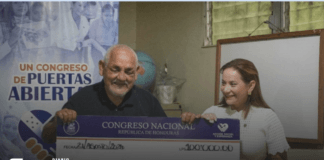 Congreso Nacional ayuda con 100.000 lempiras a la Asociación de Sordociegos de Honduras